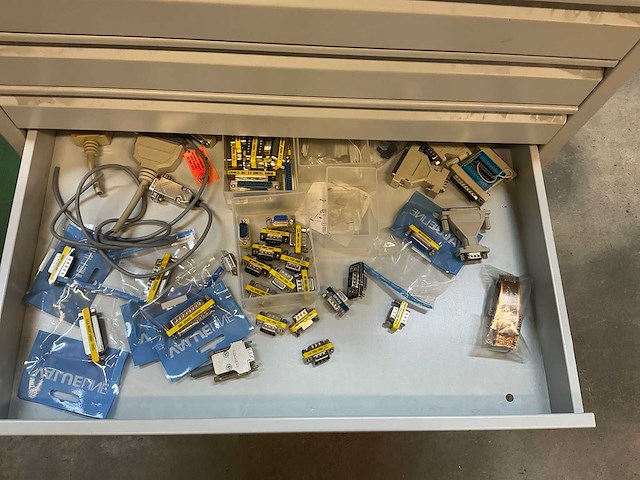 Stalen ladenkast met kabels - afbeelding 9 van  19