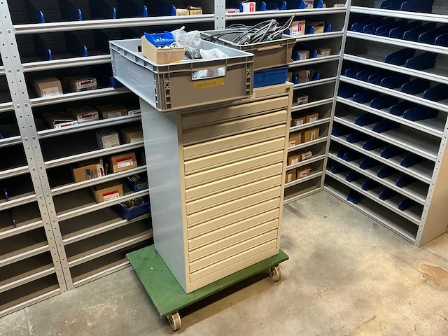 Stalen ladenkast met kabels - afbeelding 1 van  19