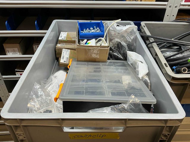 Stalen ladenkast met kabels - afbeelding 13 van  19