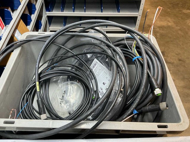 Stalen ladenkast met kabels - afbeelding 15 van  19