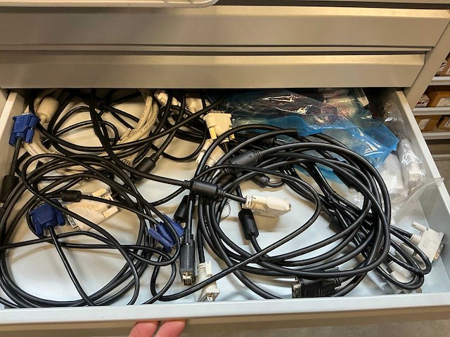 Stalen ladenkast met kabels - afbeelding 19 van  19