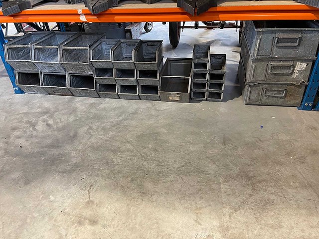 Stalen magazijnbakjes - afbeelding 1 van  1