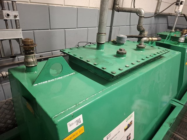 Stalen olietank in lekbak - afbeelding 5 van  6