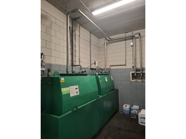 Stalen olietank in lekbak - afbeelding 6 van  6