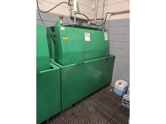 Stalen olietank in lekbak - afbeelding 1 van  6