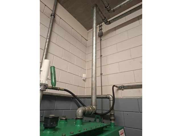 Stalen olietank in lekbak - afbeelding 6 van  6