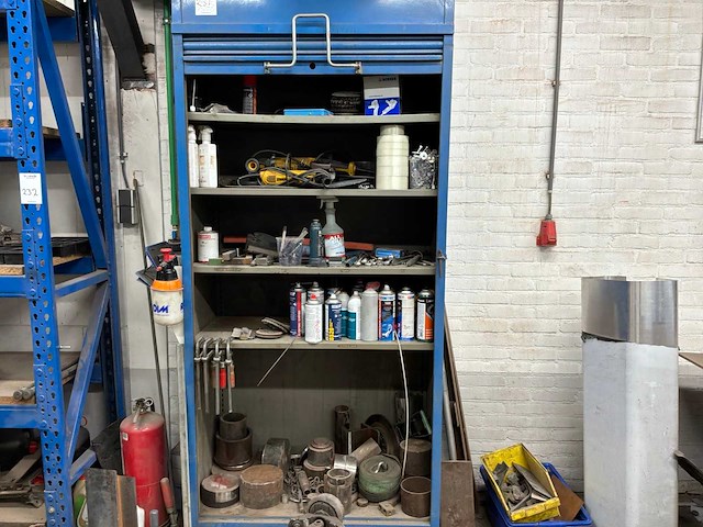 Stalen open kast met inhoud - afbeelding 1 van  6