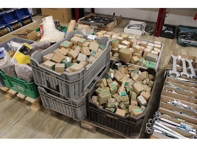 Stalen platkopschroeven in diverse afmetingen op pallet w.o. 4.0x20, 1.6x16, 2.5x10, 3x12 en 3.5x10. - afbeelding 1 van  4