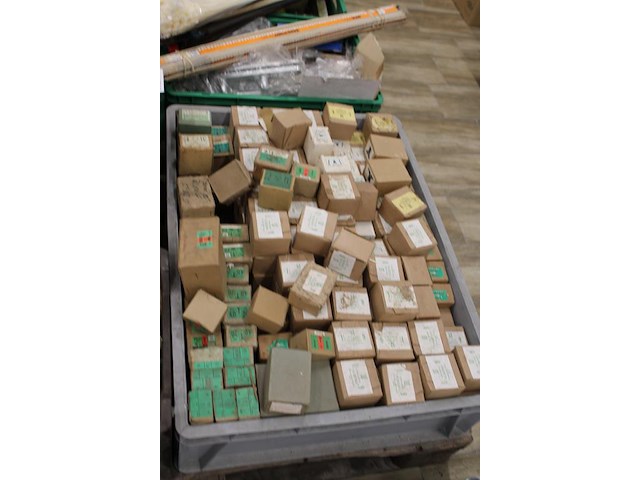 Stalen platkopschroeven in diverse afmetingen op pallet w.o. 4.0x20, 1.6x16, 2.5x10, 3x12 en 3.5x10. - afbeelding 4 van  4