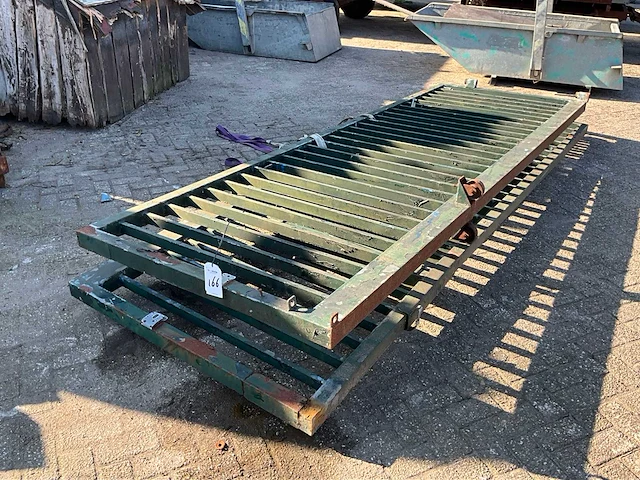 Stalen poort - afbeelding 1 van  2