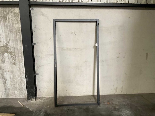 Stalen poortframe - zwart gespoten - afbeelding 1 van  3