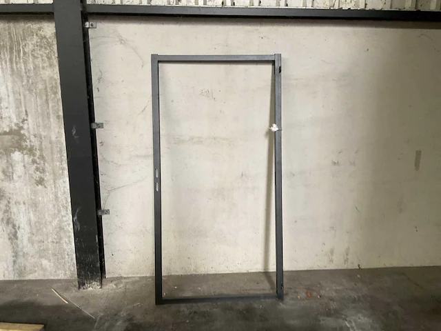 Stalen poortframe - zwart gespoten - afbeelding 1 van  3