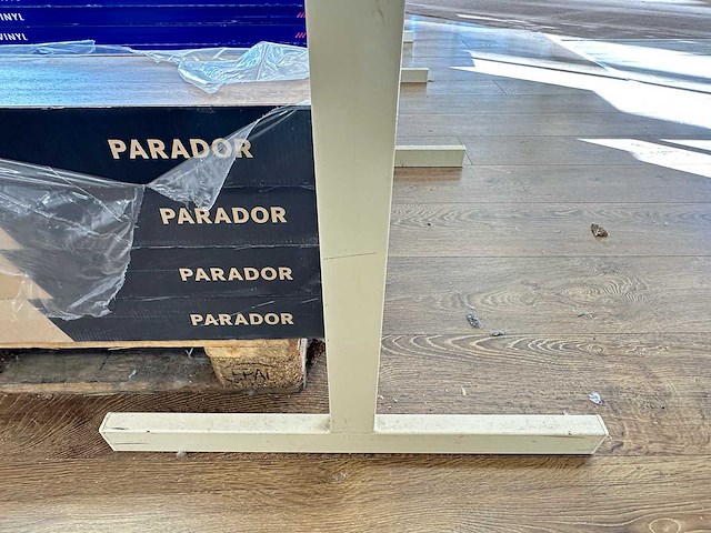 Stalen presentatiemeubel voor vloerdelen - afbeelding 2 van  3