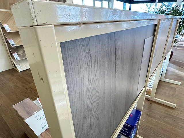 Stalen presentatiemeubel voor vloerdelen - afbeelding 3 van  3