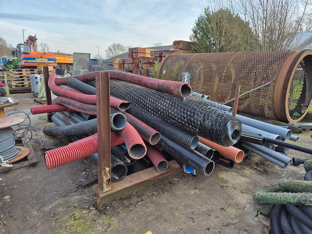 Stalen rek met inhoud - afbeelding 1 van  4