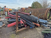 Stalen rek met inhoud - afbeelding 1 van  4