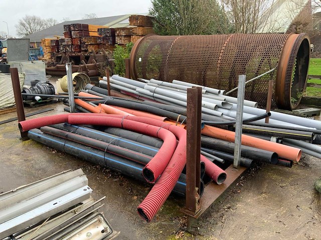 Stalen rek met inhoud - afbeelding 2 van  4