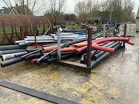 Stalen rek met inhoud - afbeelding 3 van  4