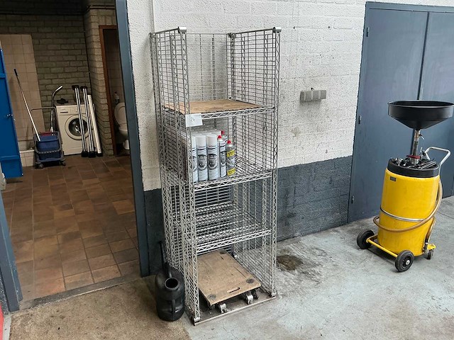 Stalen rek met remmenreiniger - afbeelding 1 van  3