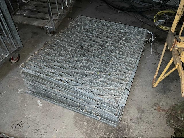 Stalen roosters partij - afbeelding 1 van  3