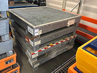 Stalen roostervloer met opvangbak (4x) - afbeelding 1 van  2