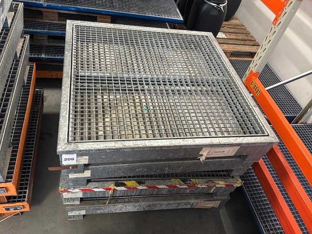 Stalen roostervloer met opvangbak (4x) - afbeelding 2 van  2