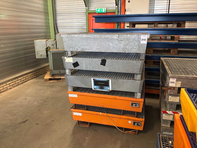 Stalen roostervloer met opvangbak (5x) - afbeelding 1 van  7