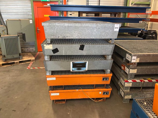 Stalen roostervloer met opvangbak (5x) - afbeelding 2 van  7