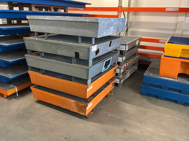 Stalen roostervloer met opvangbak (5x) - afbeelding 3 van  7