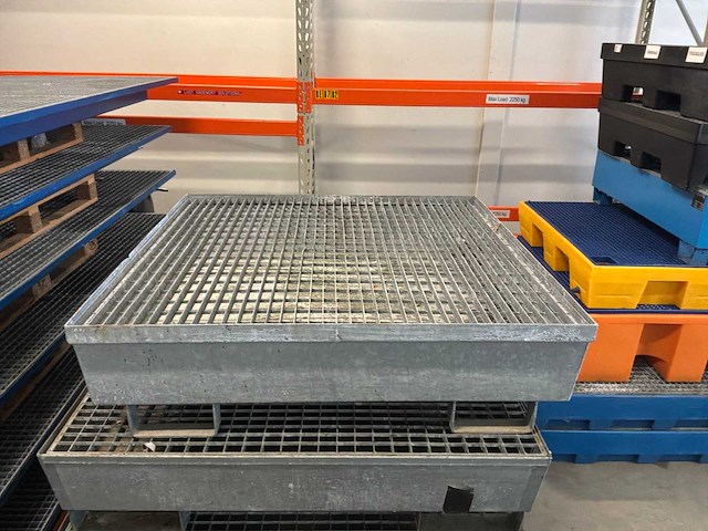 Stalen roostervloer met opvangbak (5x) - afbeelding 6 van  7