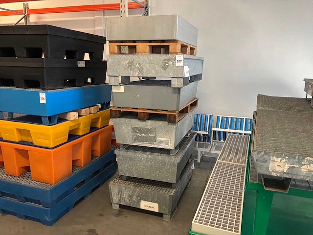 Stalen roostervloer met opvangbak (6x) - afbeelding 1 van  8