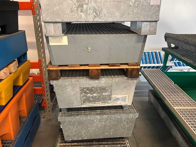 Stalen roostervloer met opvangbak (6x) - afbeelding 5 van  8