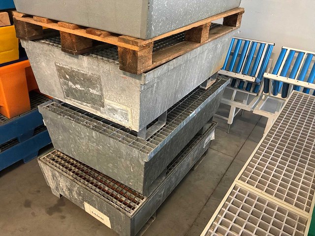 Stalen roostervloer met opvangbak (6x) - afbeelding 7 van  8