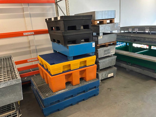 Stalen roostervloer met opvangbak (7x) - afbeelding 4 van  5