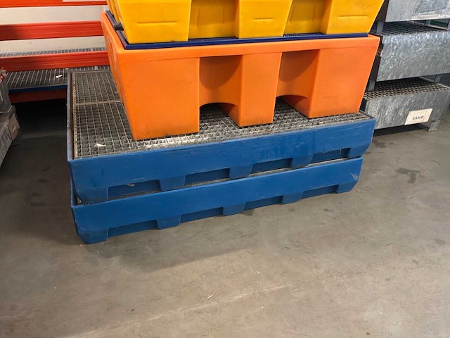 Stalen roostervloer met opvangbak (7x) - afbeelding 3 van  5