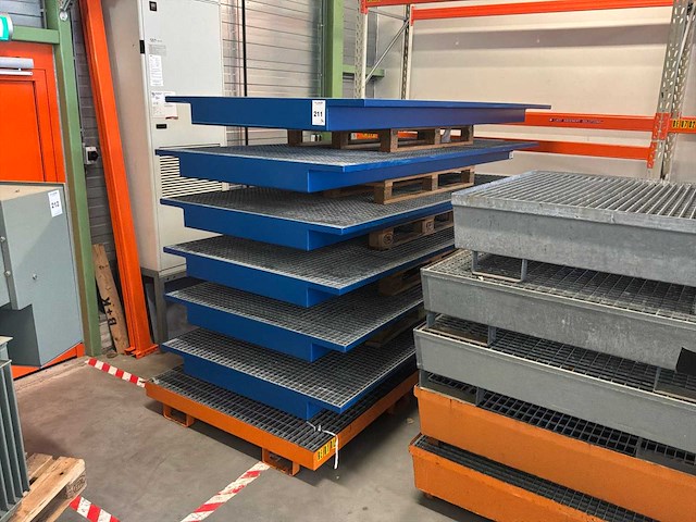 Stalen roostervloer met opvangbak en stelling (9x) - afbeelding 1 van  9