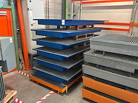 Stalen roostervloer met opvangbak en stelling (9x) - afbeelding 1 van  9