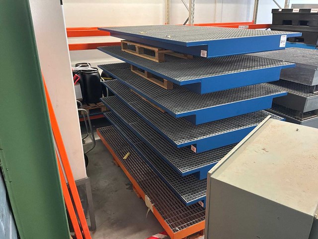 Stalen roostervloer met opvangbak en stelling (9x) - afbeelding 3 van  9