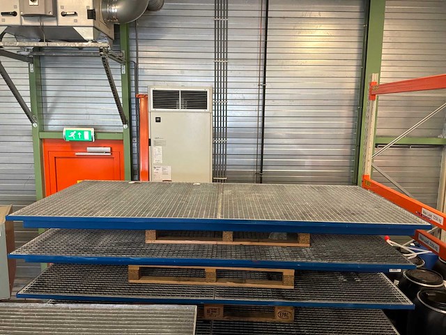 Stalen roostervloer met opvangbak en stelling (9x) - afbeelding 9 van  9