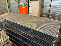 Stalen roostervloer met opvangbak en stelling (9x) - afbeelding 6 van  9