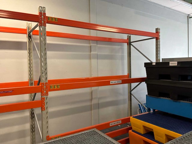 Stalen roostervloer met opvangbak en stelling (9x) - afbeelding 8 van  9