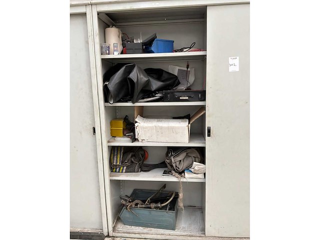 Stalen schuifdeurkast met inhoud - afbeelding 2 van  5