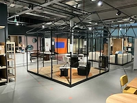 Stalen showroom paviljoen open