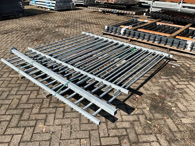 Stalen spijlenhekwerk (2x) - afbeelding 1 van  4