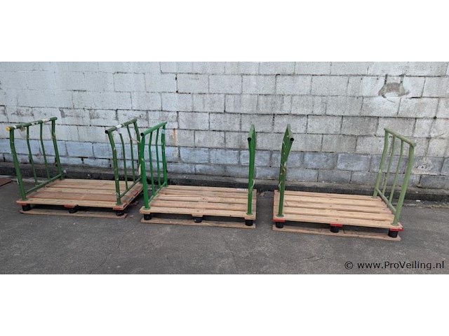 Stalen stapelframe op houten pallet - 3 stuks - afbeelding 1 van  4