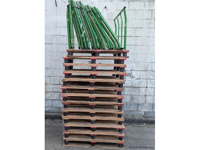Stalen stapelframe op houten pallet - 3 stuks - afbeelding 4 van  4