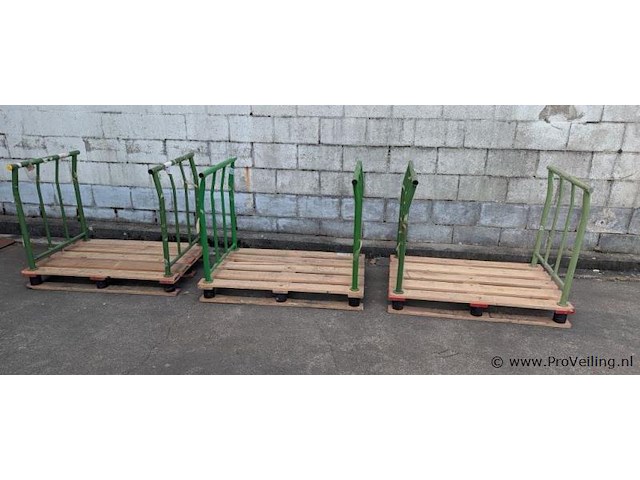 Stalen stapelframe op houten pallet - 3 stuks - afbeelding 1 van  4