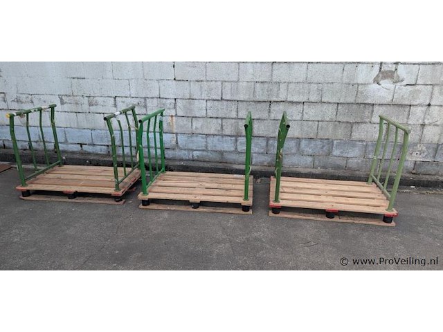 Stalen stapelframe op houten pallet - 3 stuks - afbeelding 1 van  4