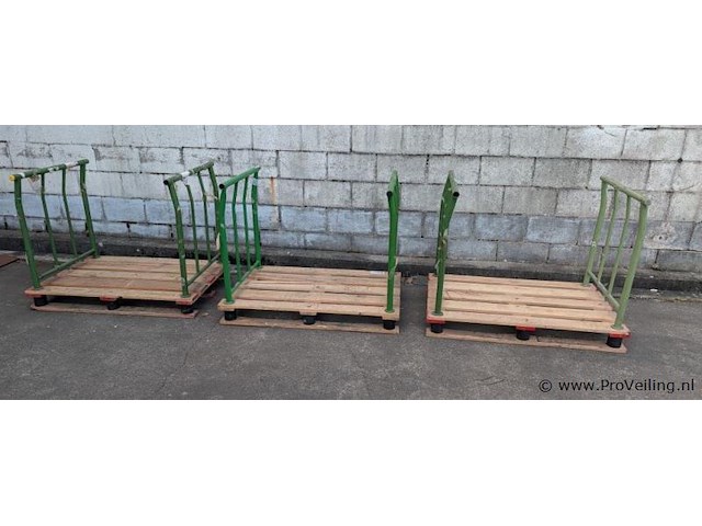 Stalen stapelframe op houten pallet - 3 stuks - afbeelding 1 van  4