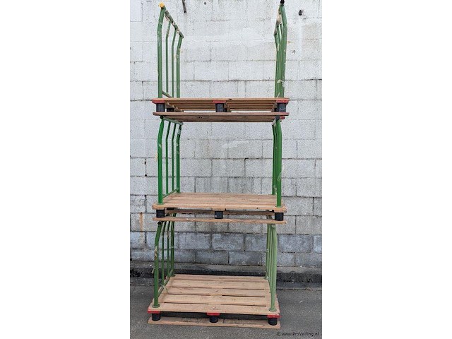 Stalen stapelframe op houten pallet - 3 stuks - afbeelding 2 van  4